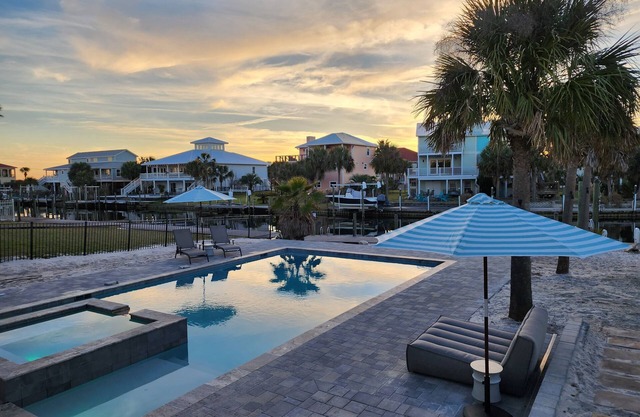 Beautiful Beach Home- 3 min walk to beach-Boat dock in back yard & private pool