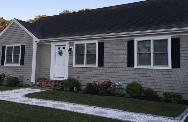 Beautiful beach house 3 minute drive to Craigville Beach!!