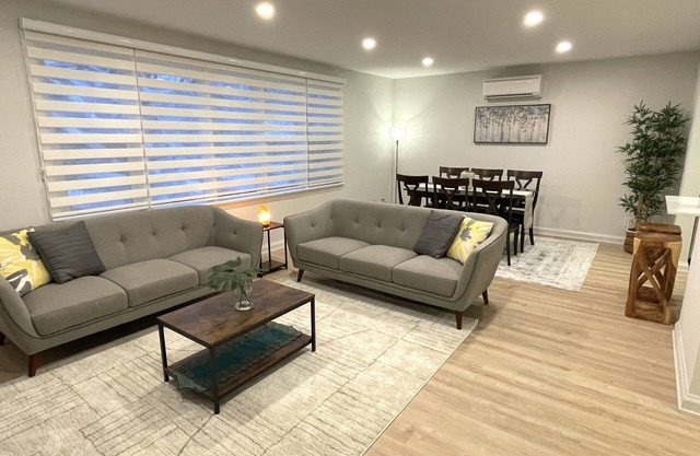Beautiful Beach House in Trendy Neighbourhood