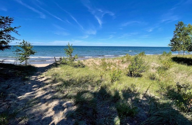 Beautiful Beach House on Lake Superior 15 min to downtown Marquette
