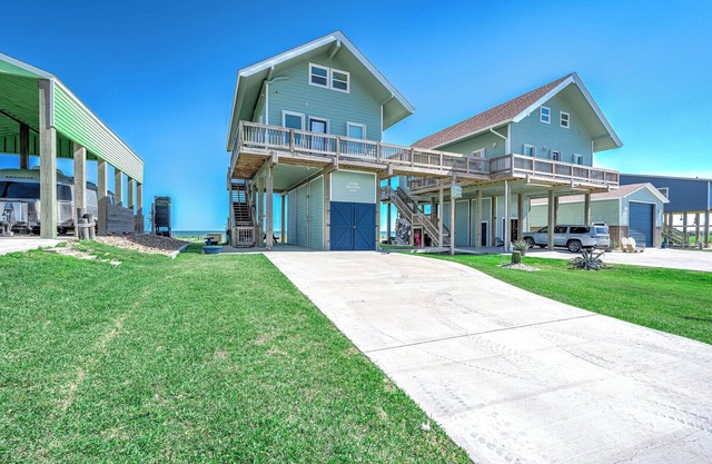 Beautiful Beachfront Home with Amazing Views, Steps to Beach