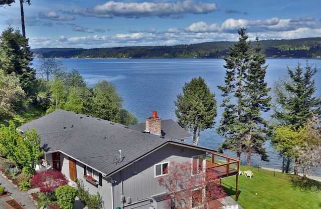 Beautiful Beachfront Home in Freeland!