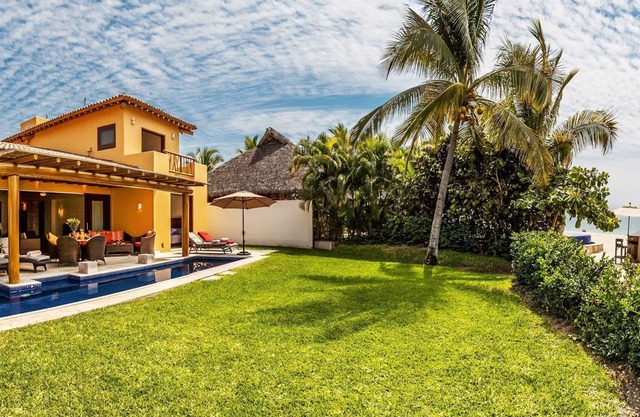 Schöne Haus am Strand mit Pool