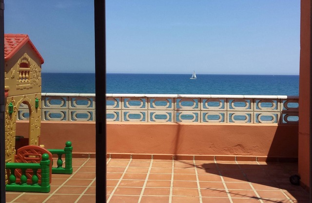Haus 3 Etagen, 1. Strandlinie, Wi-Fi, Kamin, 4 Terrassen, Gemeinschaftspool,