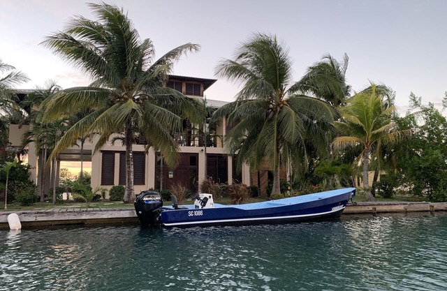 Schöne Beachfront Island Home, privaten Dock, Village Transport Inclu