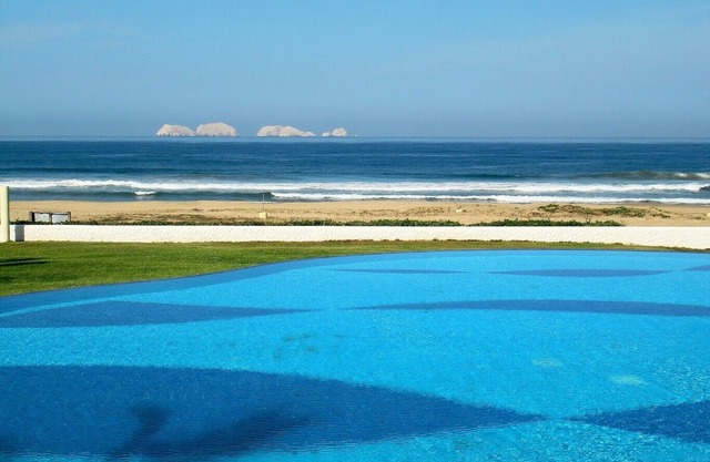 Schöne Haus am Strand, einen Infinity-Pool auf spektakulären Pazifik Bucht.