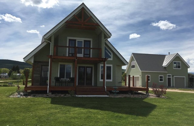 Beautiful Bear Lake House, with big grassy yard, 4 mins to North Beach.