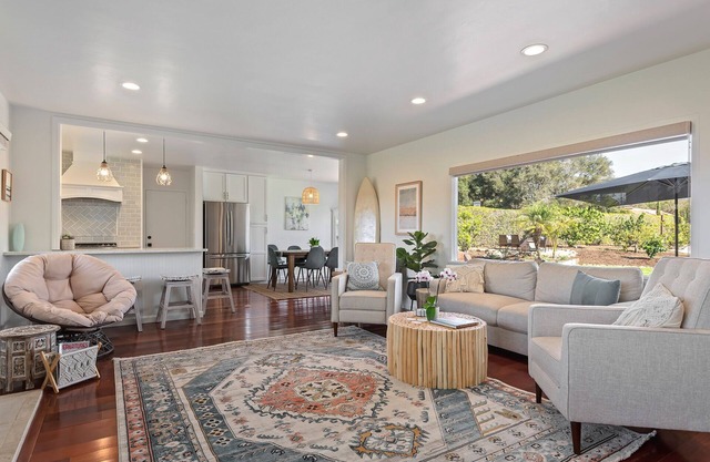 Beautiful Bella Luna, near the beach, Sleeps 6 with Jacuzzi and Firepit!