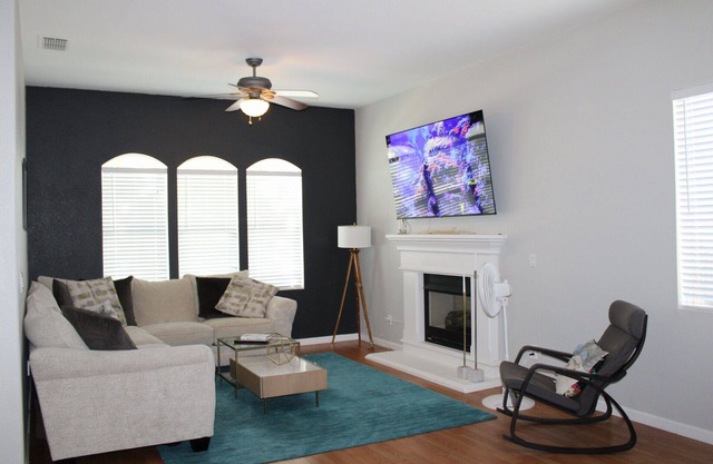 Beautiful Big House, Great LOCATION & Neighborhood
