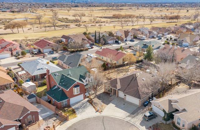 Beautiful big house near golf course with Pool table!
