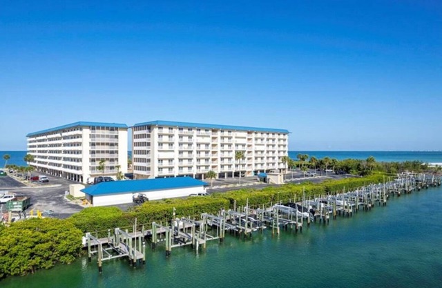 Beautiful Blue Gulf Retreat! Pools Open! Bonita Beach Club, Little Hickory Isl.