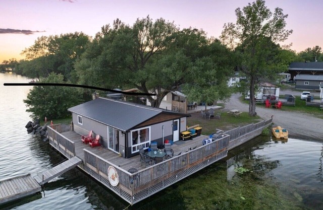 Beautiful Blue Jay Lake front Cottage