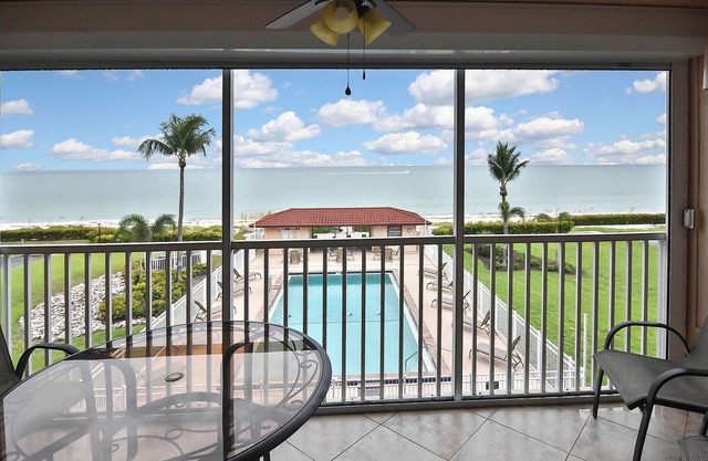 Beautiful Bonita Beach Front Condo, Casa de Mimi in Dolphin Way