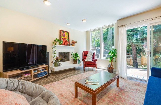 Beautiful Boulder Townhome: Walk to CU & Pearl St!