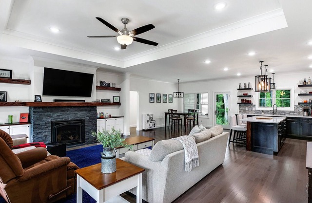 Beautiful Brand New 4- Bedroom Saratoga Springs Home - PRIVATE 2+ Acres
