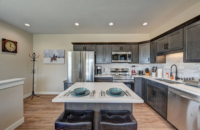 Beautiful, brand new Apt. in quiet neighborhood. Minutes from downtown BV