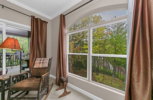 Beautiful, Breathtaking Wren Condo overlooking Toxaway Falls