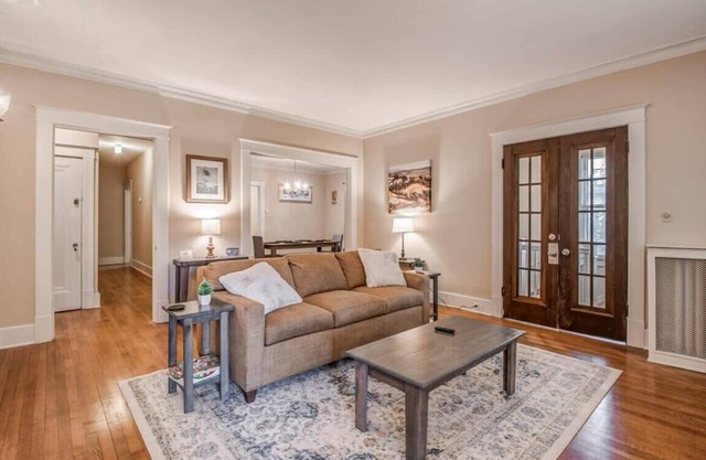 Beautiful Brick Patio, Top Unit- Bluemoon Bungalow