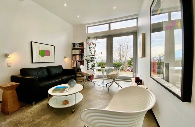 beautiful bright cozy suite, 5 min from beach