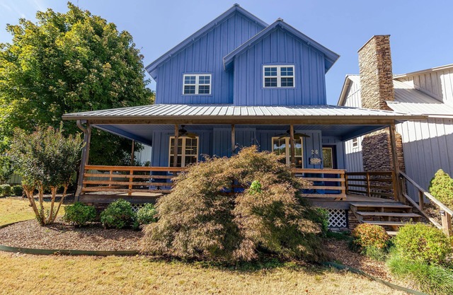 Beautiful, Bright Home Steps From Little Red River