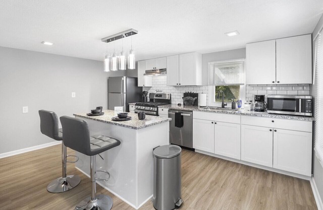 Beautiful Brookpark House: Large home, Self Check-In near IX Center & CLE Airport