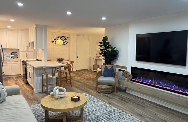 Beautiful condo near the beach, sleeps 4, 30 day min. stay required 2 bed 2 bath