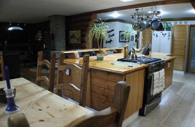 Beautiful Cozy Log House. Rancher style, sleeps 6 people comfortably + 2 more.