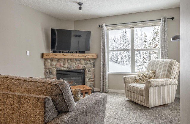 Beautiful Desirable Top Floor Updated Ski In/out Condo