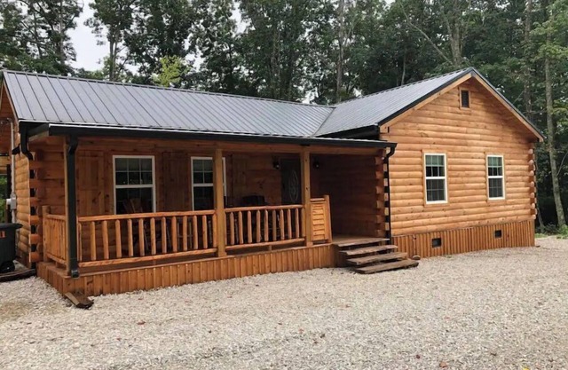 Beautiful Cabin 18 miles from RRG - Hot Tub WiFi Fire pit Lake