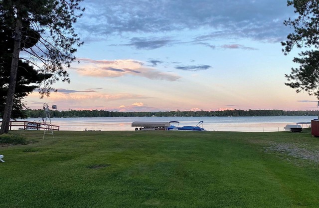 Beautiful Cabin at Round Lake Resort- White Cabin