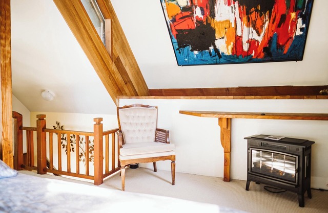 Beautiful cabin with an outdoor deck, stunning water view & cliffside jacuzzi.