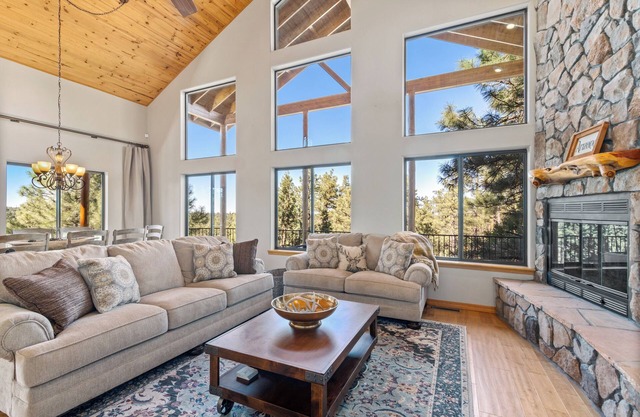 Beautiful CABIN in AZ, GAMEROOM, VIEWS, QUIET, PETS OK, 1PM CHECK IN AND OUT!