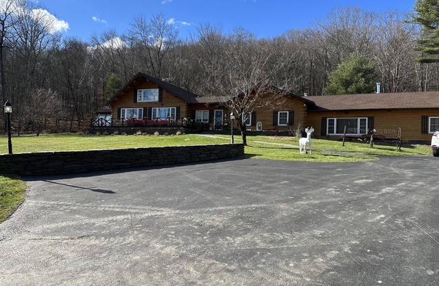 Beautiful cabin in the woods close to skiing, hiking and shopping