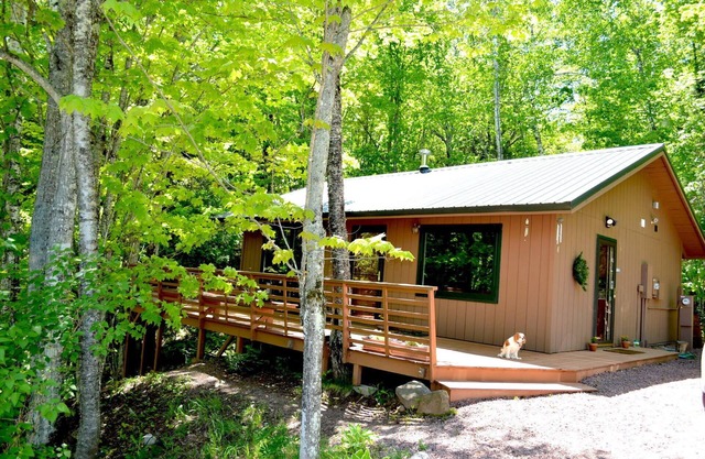Schöne Hütte in den Wäldern nahe Bayfield, Bei Raspberry Bay