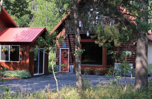 Schöne Kabine, die in den flüsternden Espen des Insel-Parks, Idaho eingebettet wird.