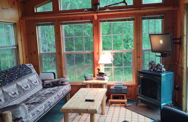Beautiful Cabin Next To Hiking and Snowmobile Trails And Forest Reserve