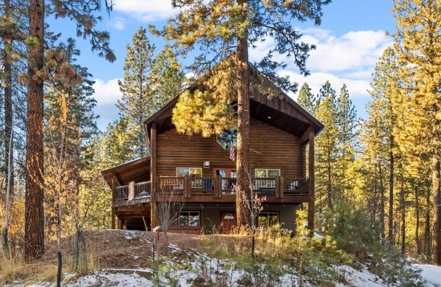 Beautiful Cabin on the HIll - Private, Hot Tub, Pet Friendly