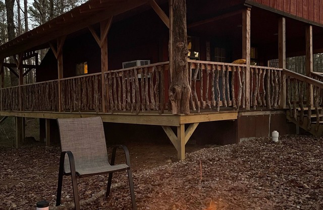 Adventurers Roost! Lofted cabin with beauty everywhere you look!