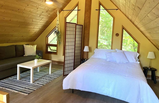 Beautiful cabin on the Tsolum River. 5 minutes to Courtenay or Comox