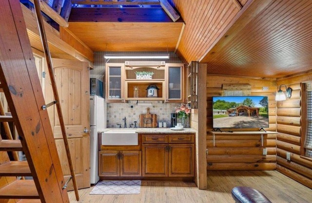 Beautiful Cabin in a great neighborhood and minutes from Baton Rouge!!