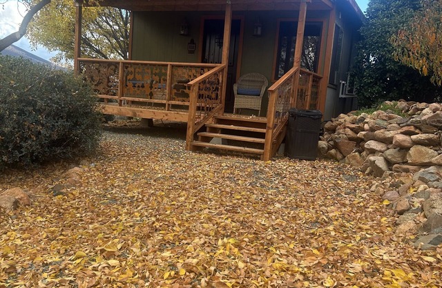 Beautiful cabin retreat with gorgeous views! Pet friendly with wide open spaces.