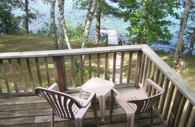 Schöne Kabine mit tollen Blick auf den See aus kristallklarem / Sandstrand am Lake Belle Taine