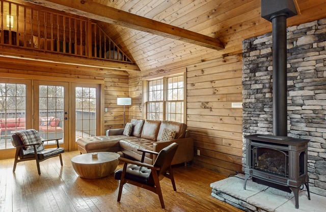 Beautiful cabin with near shoreline with firepit, lovely deck, fireplace & W/D