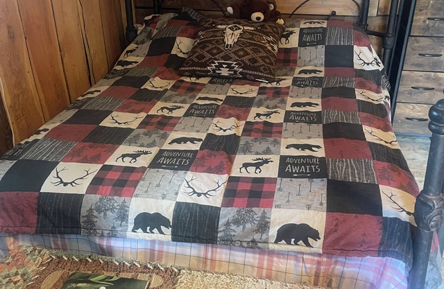 Beautiful cabin with rustic charm in Eureka, MT!