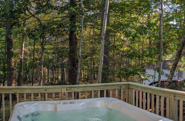 Beautiful Cabin WITH HOT TUB Cabin 7