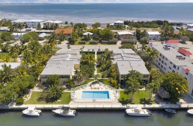 Beautiful canal front townhouse w/paradise feel, 3 blocks from Sombrero Beach