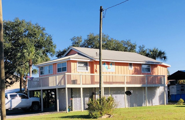 Beautiful Canal Front, Nautical Theme Home with downstairs outdoor TIki Bar