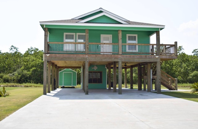 Beautiful Canalfront in Hackberry. Minutes to Beach, Calcasieu Lake & Casinos!