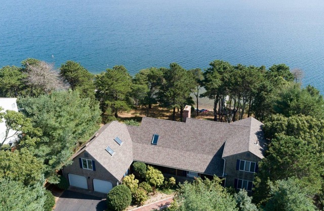 Schönes Cape Cod-Haus auf langem Teich in Harwich, MA