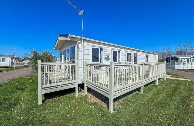 Beautiful caravan with decking at California Cliffs in Scratby ref 50052L